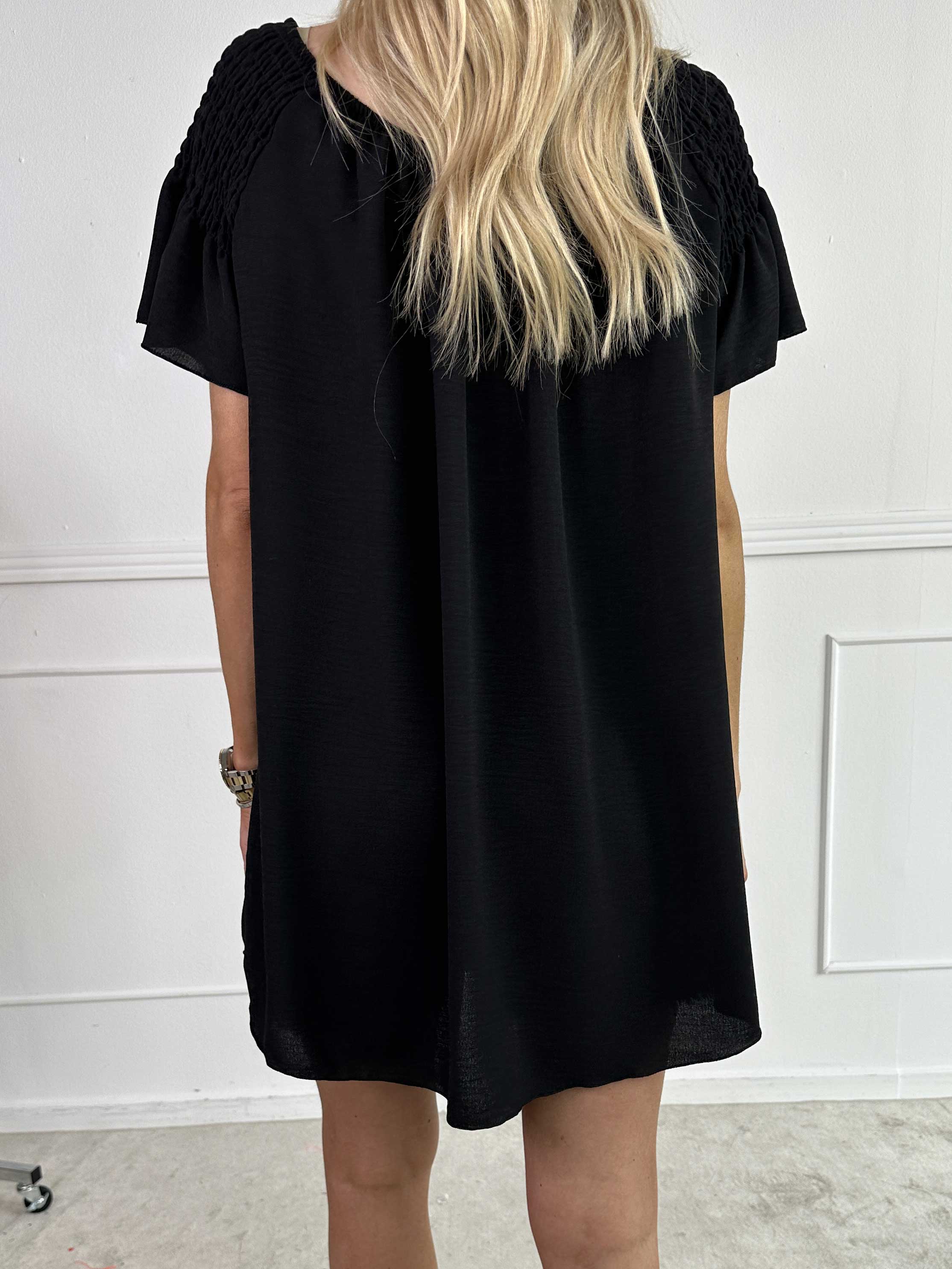 Esther - Sød tunika med flæseærmer og elastik i udskæringen